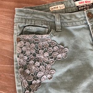 Hot Kiss Skinny Lily